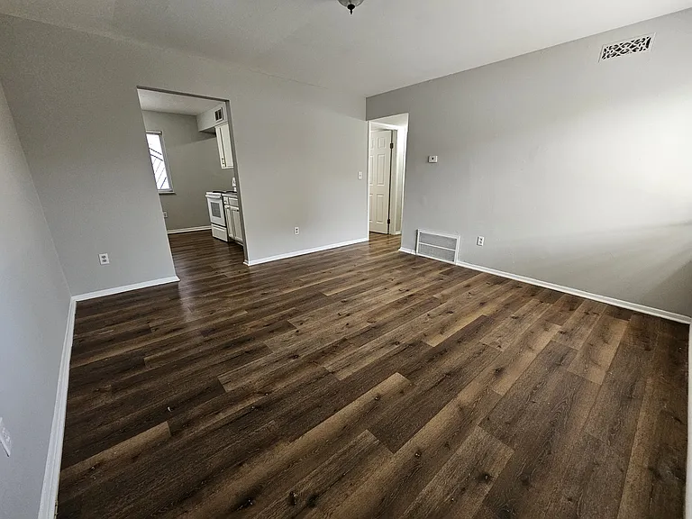 2404 Velma Ave — Photo 2