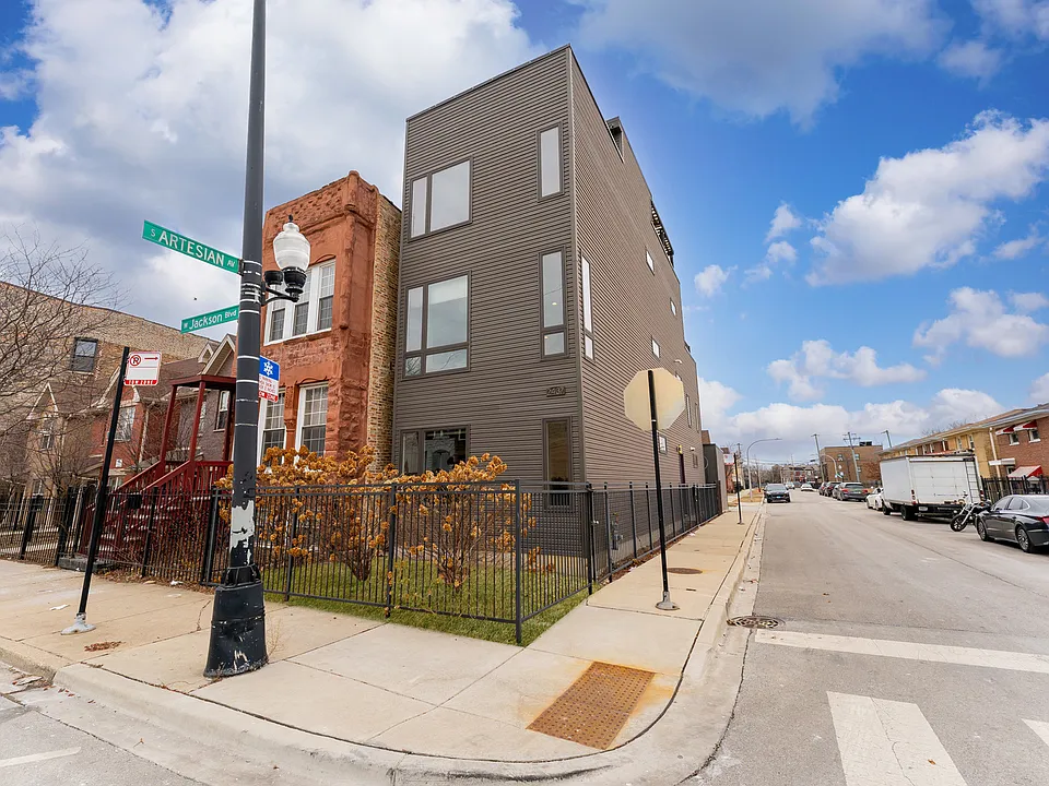 2437 W Jackson Blvd