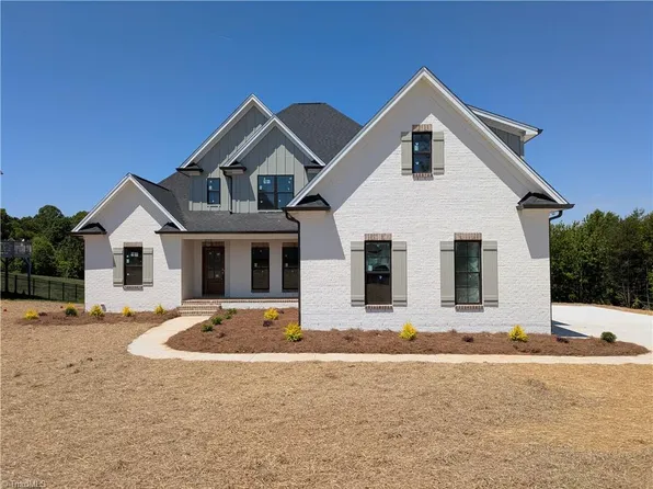 2015 Bob Jessup Dr, Greensboro, NC 27455