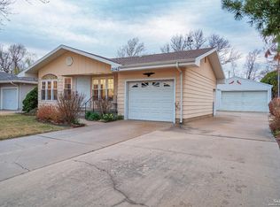 2042 Wesley St, Salina, KS 67401
