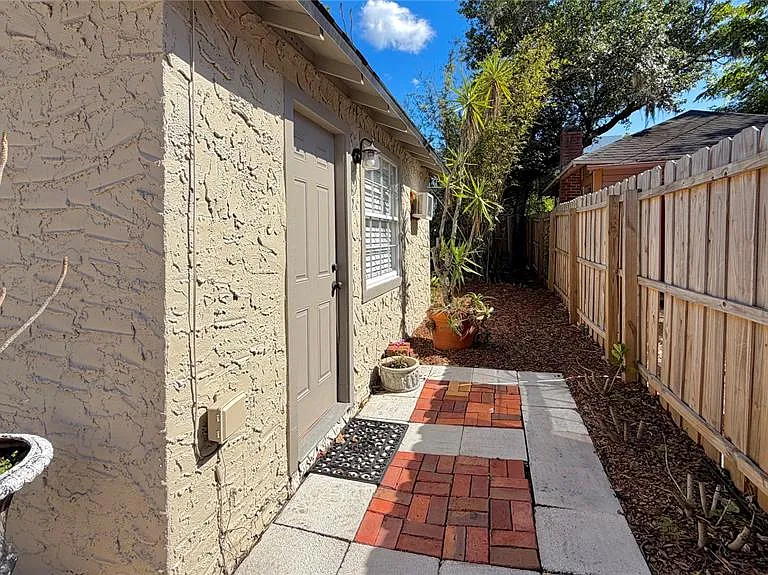 1618 Park Lake St — Photo 2