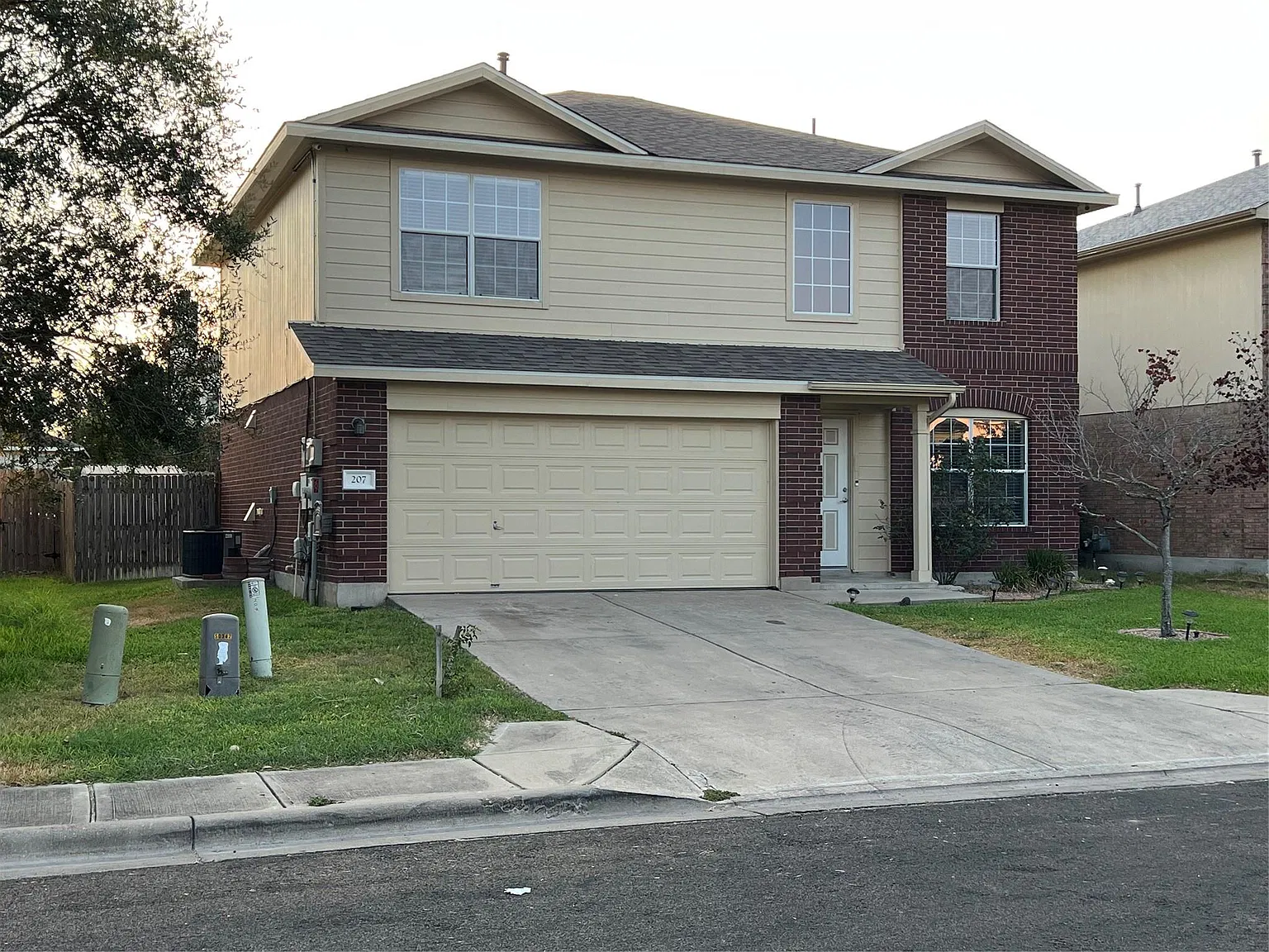 3 bed, 2.5 bath, 1888 sqft, $2,000 — Photo 1