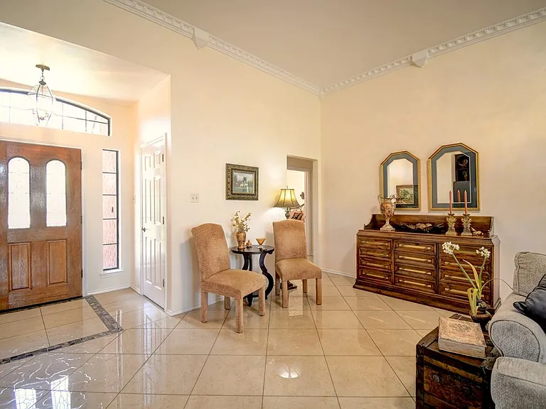 719 Oak Hollow Dr — Photo 5