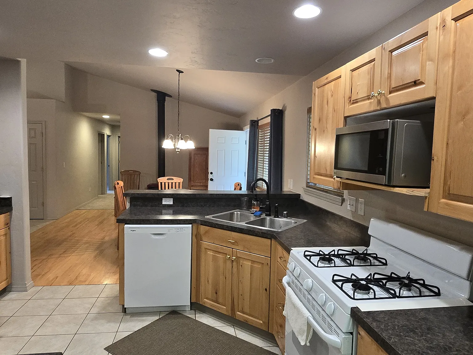 4 Bed 2 Bath House near Cabin Creek Airport — Photo 2