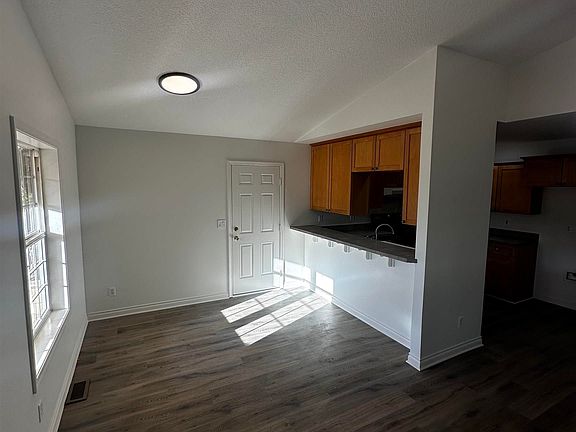 4th image of 504 Wall St