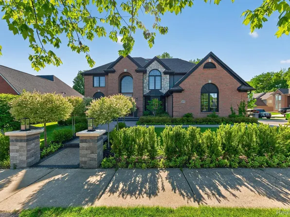 371 Lone Pine Cir, Rochester, MI 48307
