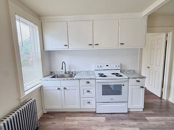 3rd image of 452-454 Thompson Ave #23ea3069c