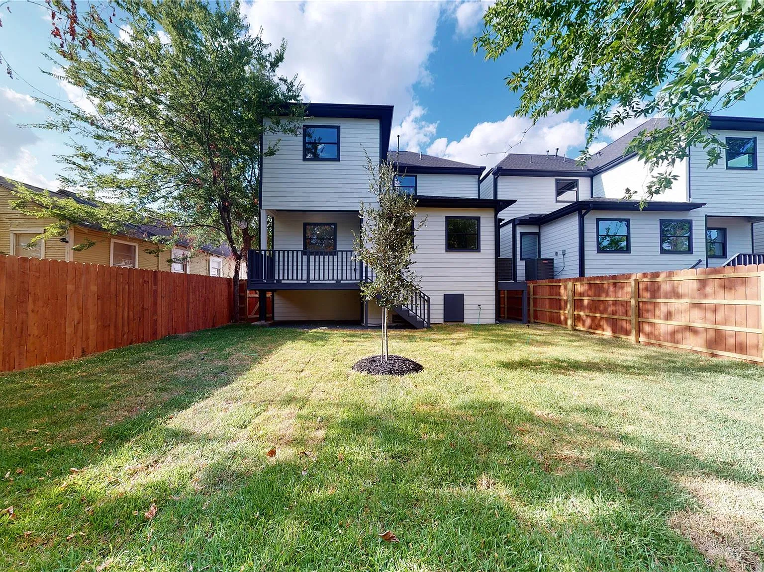 3 bed, 2.5 bath, 2011 sqft, $3,000 — Photo 2