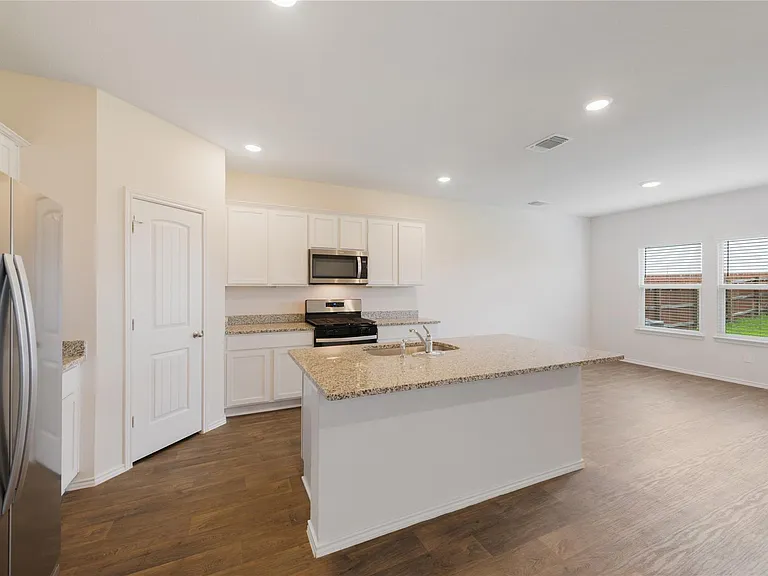 321 Sandringham Loop — Photo 8