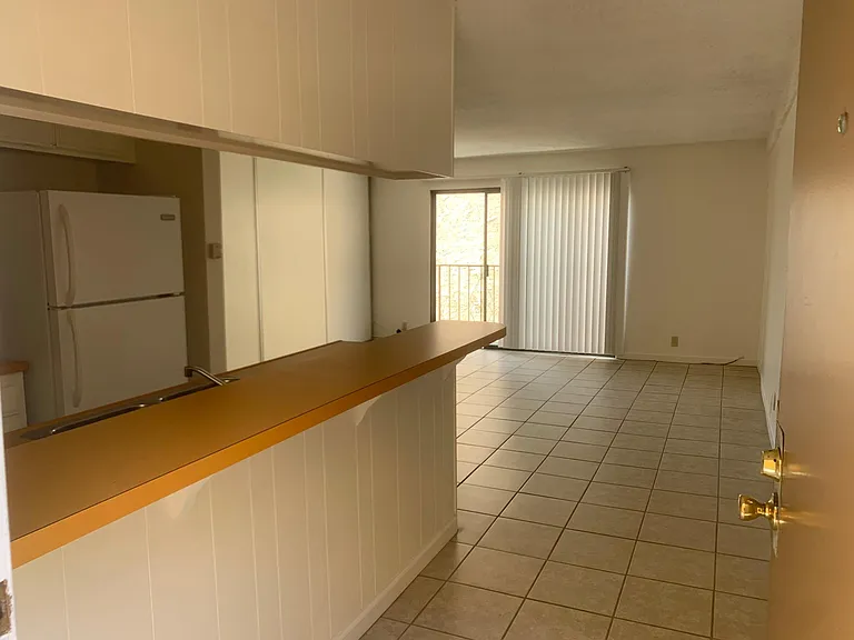 Large, clean studio with appliances
