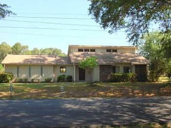 1st image of 900 Pineview Dr
