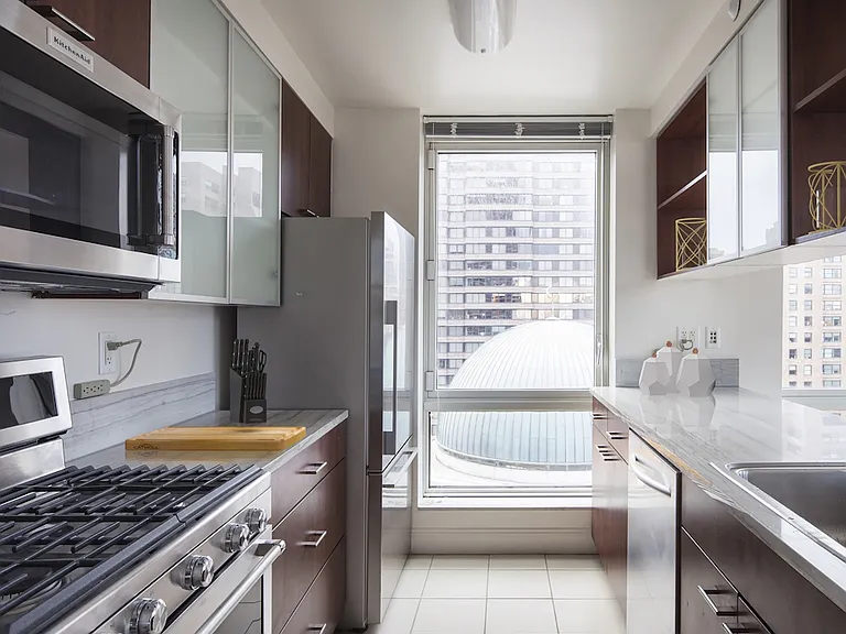215 E 96th St #17Q — Photo 4