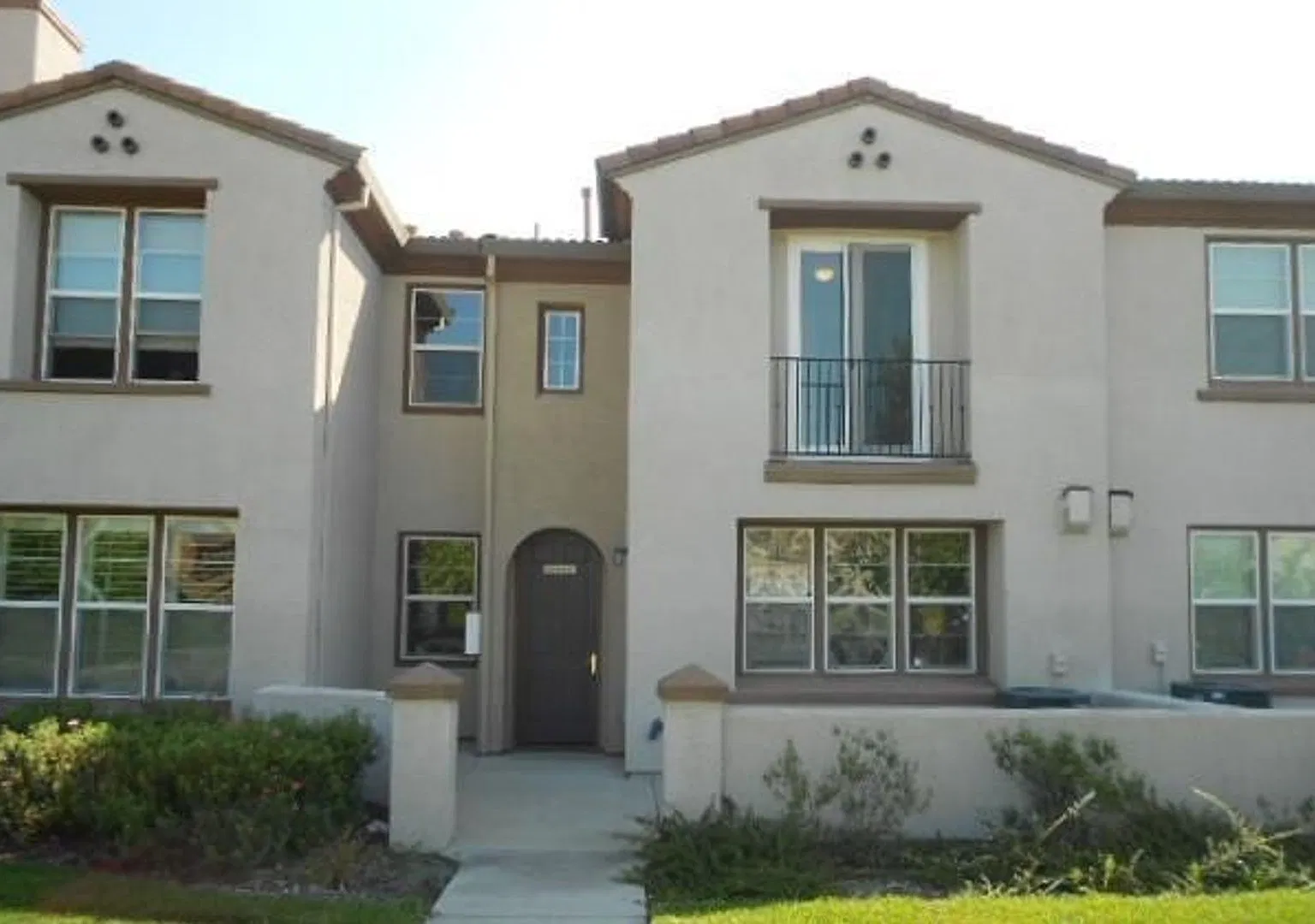 Gorgeous Turn Key Corner Condo In The Heart Of Natomas! — Photo 1
