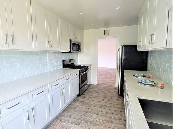 4th image of 929 S Bedford St APT 304