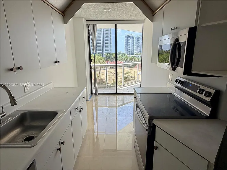3610 Yacht Club Dr #602 — Photo 6