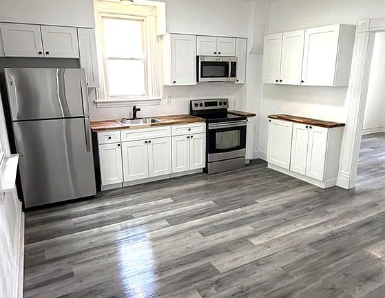 3rd image of 403 S Market St