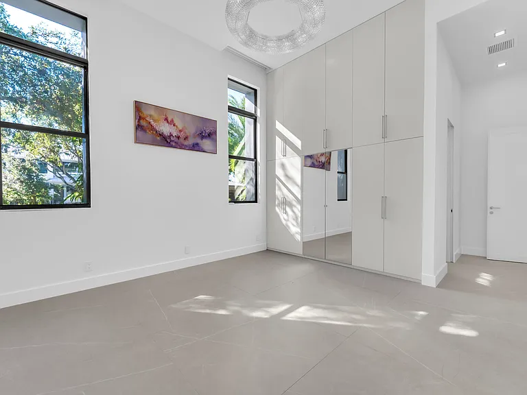 2401 NE 13th St — Photo 45