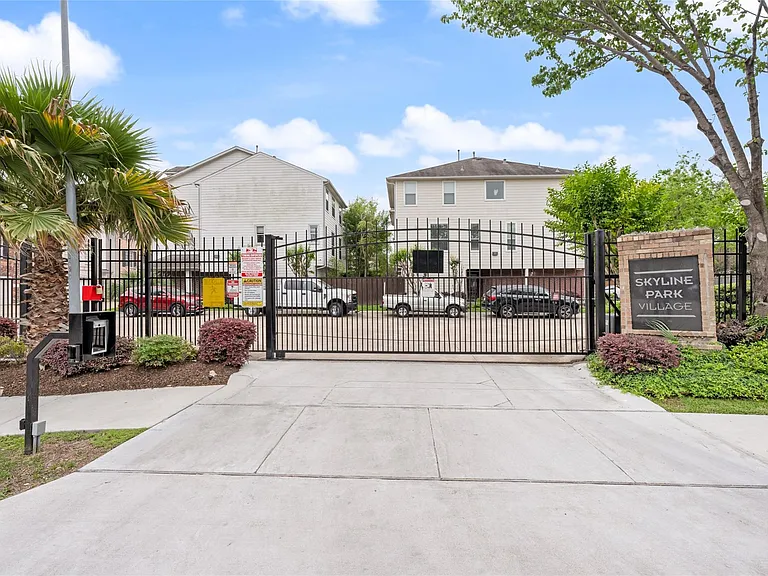 3410 Skyline Village Dr — Photo 46