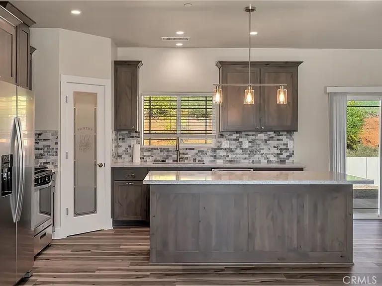 585 Valley View Dr — Photo 4