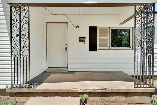 3rd image of 1301 N Crain St