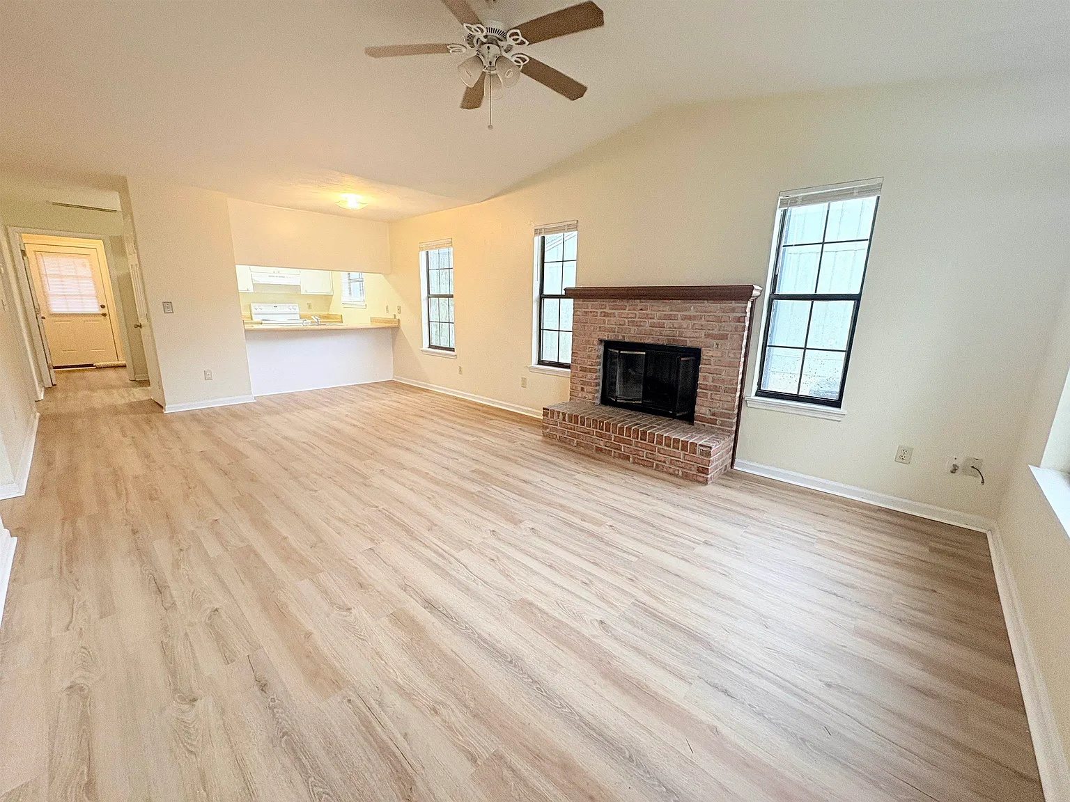 2 bed, 939 sqft, $1,350 — Photo 2