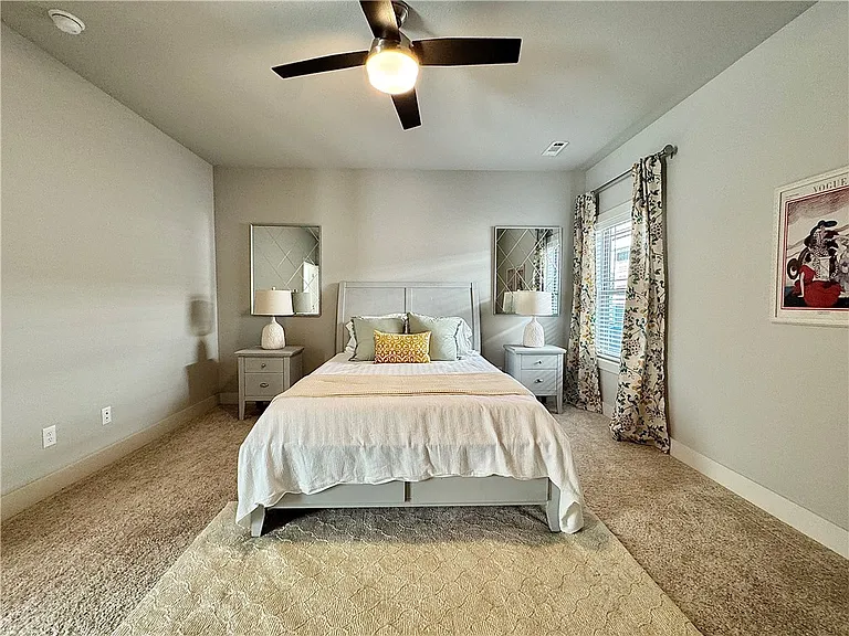 915 NE Heights Ln — Photo 17