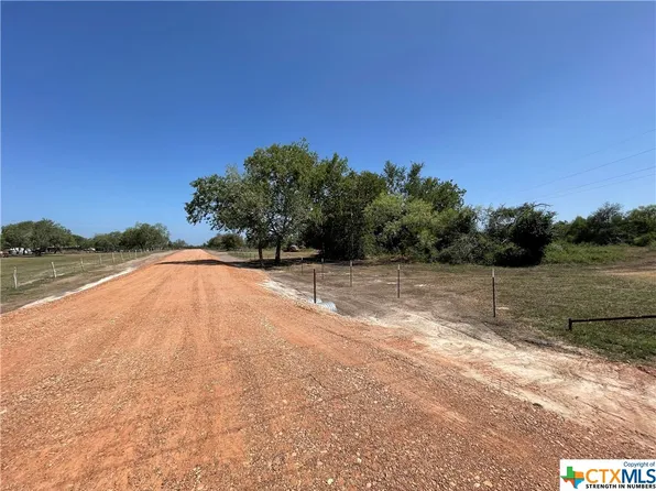 106 Robinhood Rd, Victoria, TX 77905