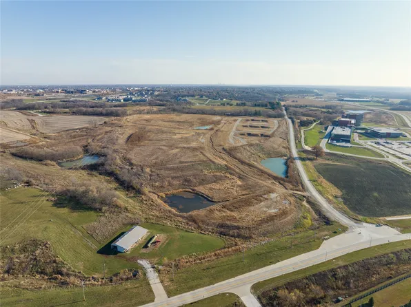 8180 Riverview Dr, West Des Moines, IA 50266