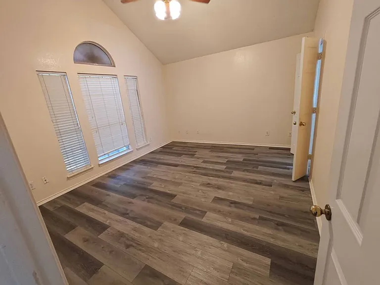 1423 Lakeshore Dr — Photo 15