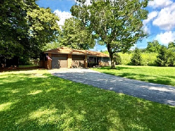 1106 E Pearl Dr, Mahomet, IL 61853