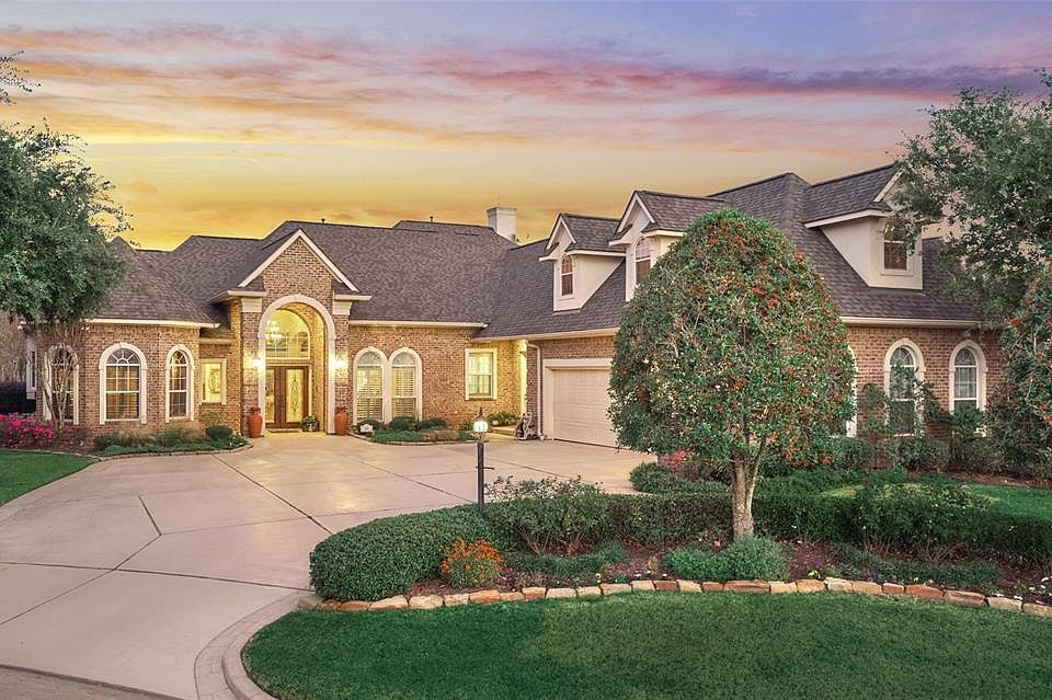 Custom built by Jim Morris, this estate has everything you are looking for!