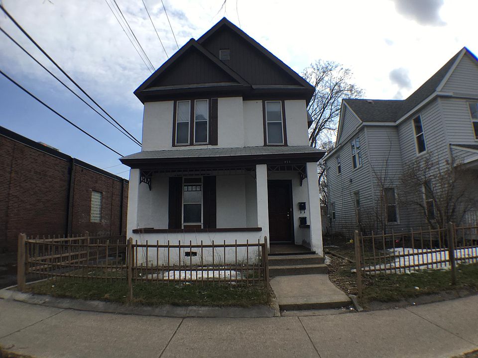 1st image of 914 26th Ave NE #1