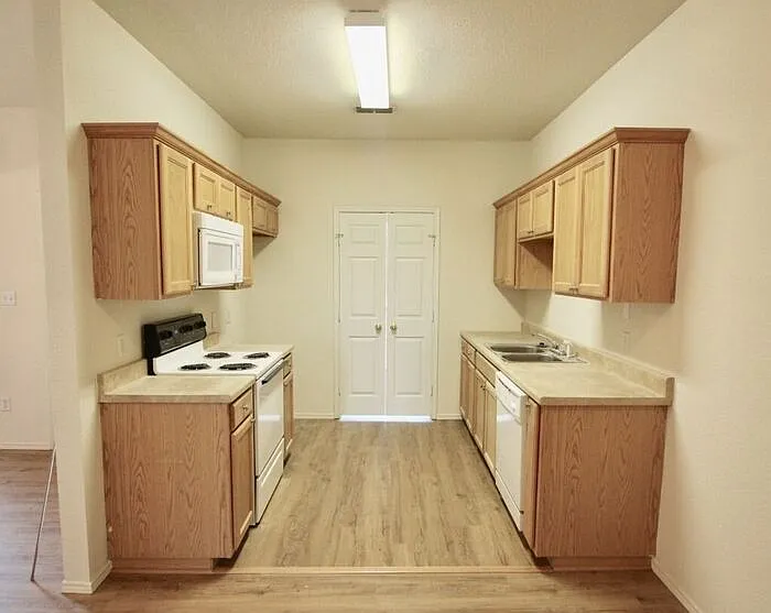 114 Collett Ct — Photo 2