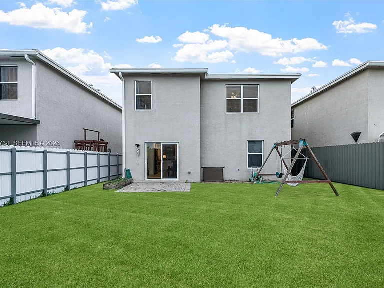 525 NE 6th Pl — Photo 28