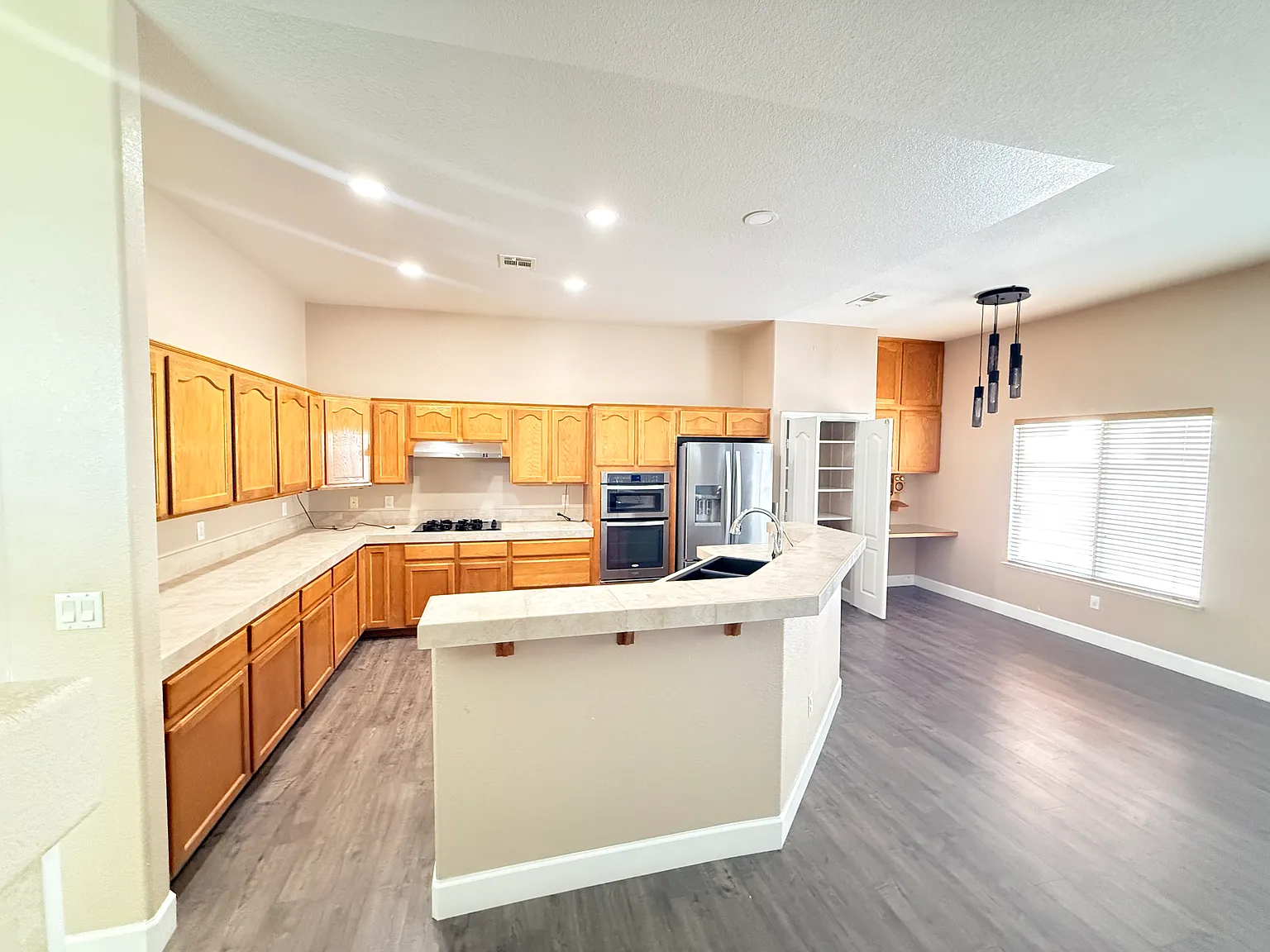 4 bed, 3036 sqft, $4,120 — Photo 4