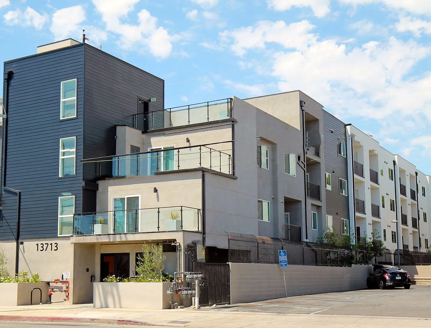 13713 Oxnard St. — Photo 4
