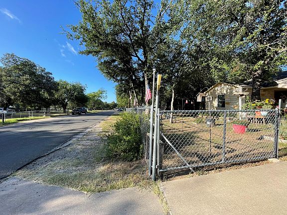 4th image of 652 Pecan Ln
