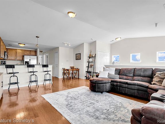 3rd image of 390 Hilton Rd