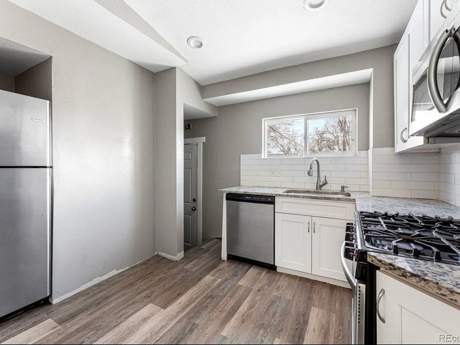 3 bed, 800 sqft, $2,150 — Photo 3