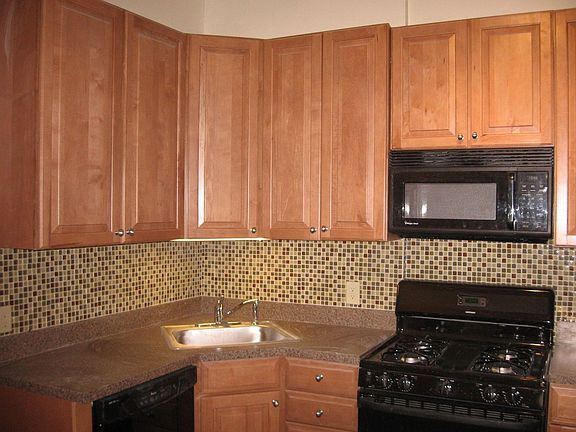 5th image of 1154 W Newport Ave