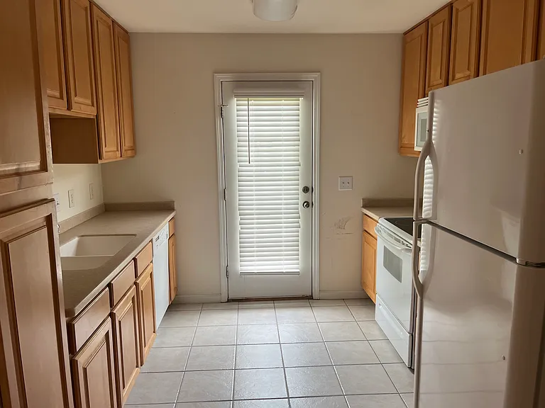 9827 Grettle Ct — Photo 4