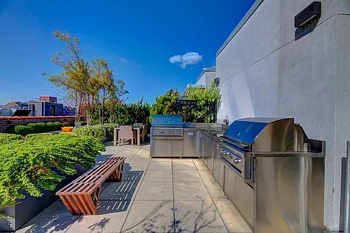 140 W 22nd St Photo 1