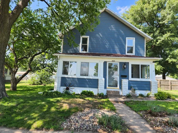 1909 Wallace St, Muscatine, IA 52761