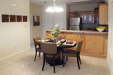 1200 E Vermont Ave — Photo 4
