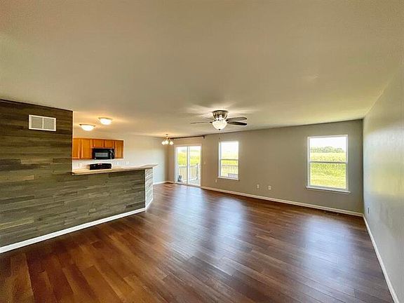4th image of 830 Harbor Woods Dr