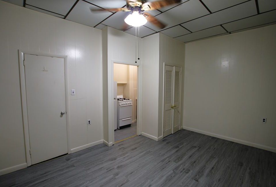2nd image of 2035 Chestnut St #104