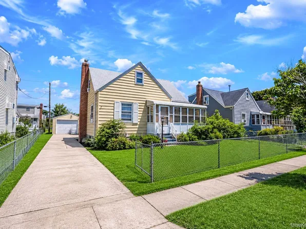 218 Venetian Boulevard, Lindenhurst, NY 11757