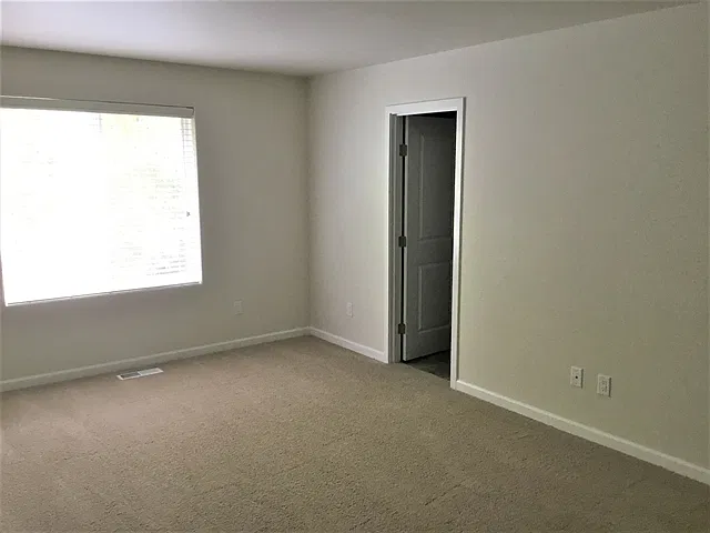 5 bed, 3.0 bath, 2592 sqft, $3,130 — Photo 4