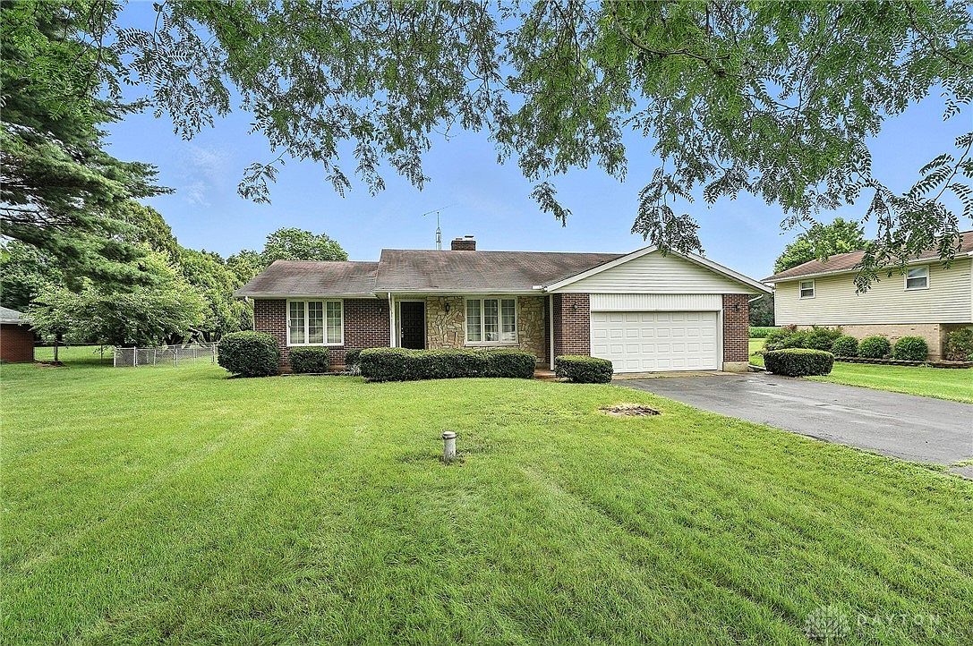 house on the hillまとめ売り 2042 Hilltop Rd, Xenia, OH 45385 | Zillow
