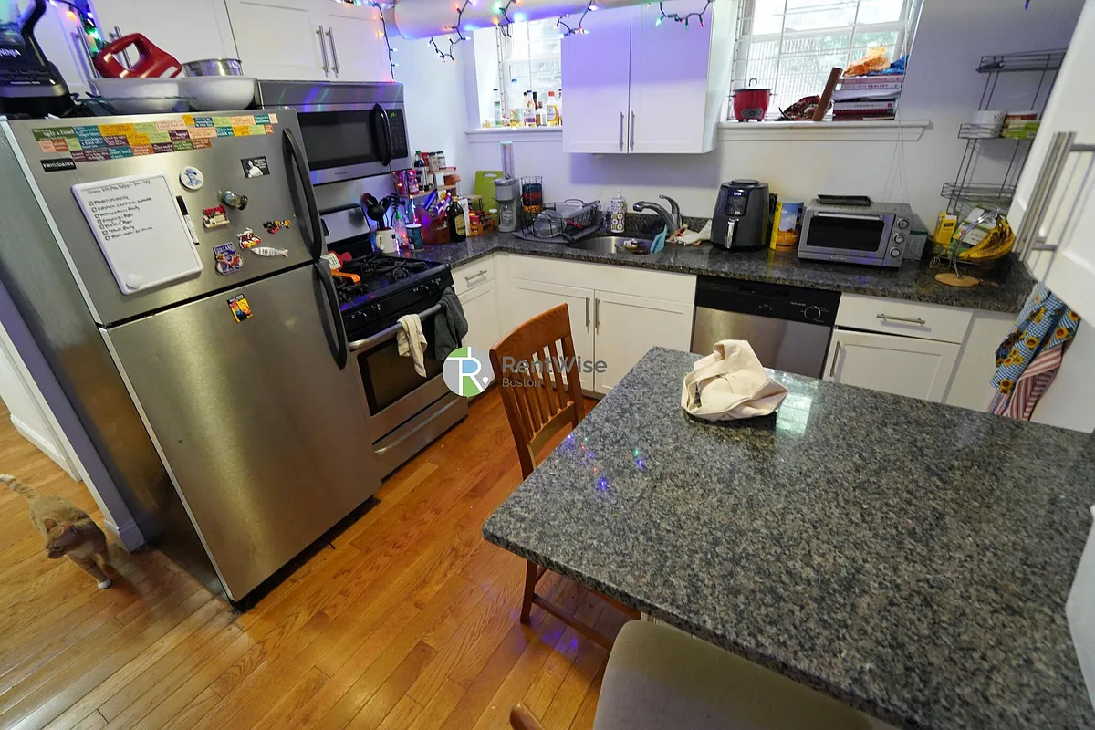 Building Photo - 6 Camelot Ct #C